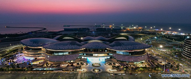 夜色中的海口国际免税城（前）和海口新海港客运综合枢纽项目。4月4日无人机拍摄    新华社图